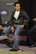 Aamir Khan at the launch of Mahindra_s new bikes Mojo and Stallion in Trident on 30th Sept 2010 (40).JPG